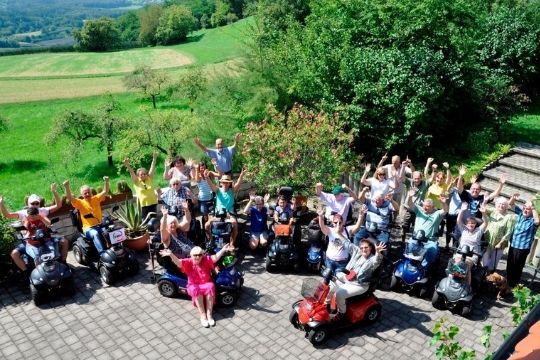 Viele Menschen bei Elektromobil Treffen